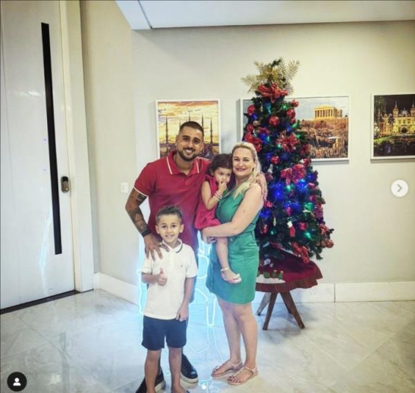 浙江隊(duì)前鋒萊昂納多曬全家福，并送上圣誕祝福