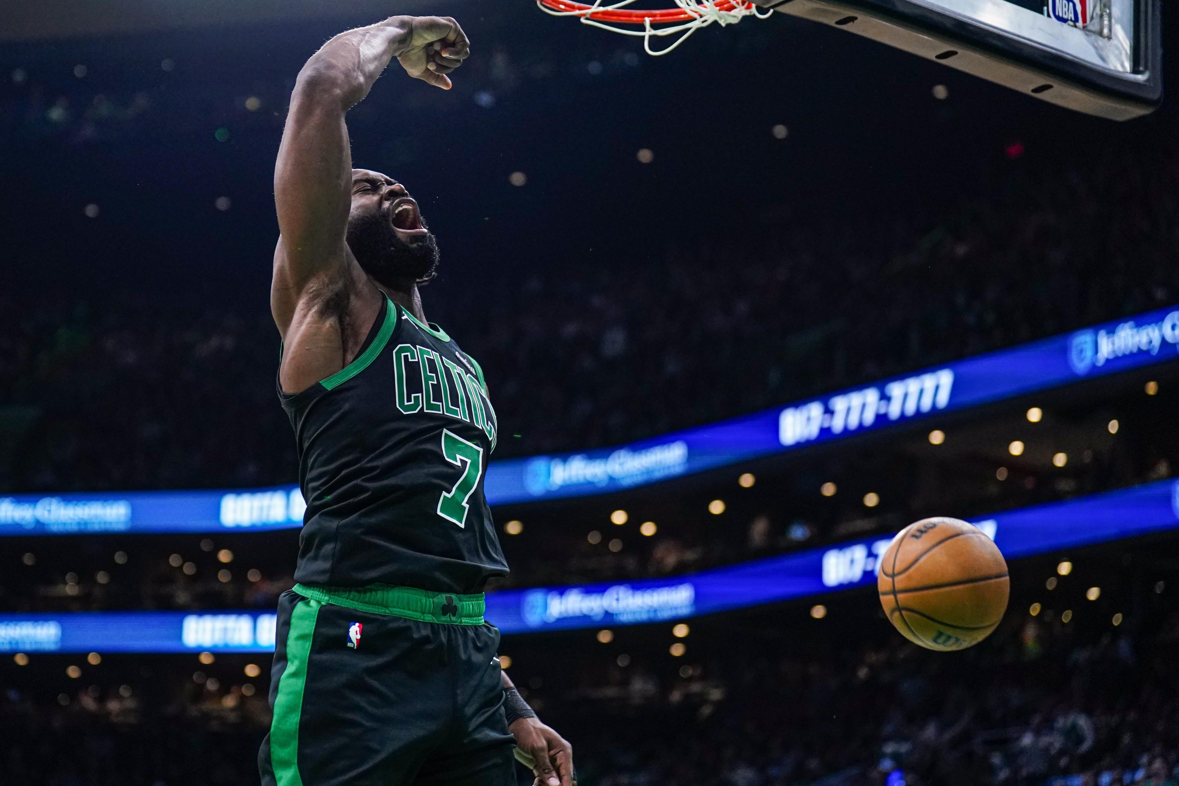 杰倫-布朗：防守端要追著庫(kù)里防 進(jìn)攻端錯(cuò)位單打也要讓他付出代價(jià)